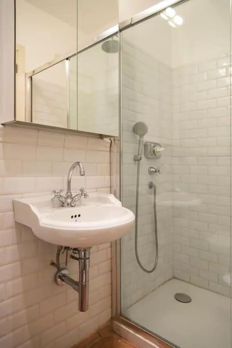 Hidden Retreat - Duomo Apartment Milan Bagian luar foto